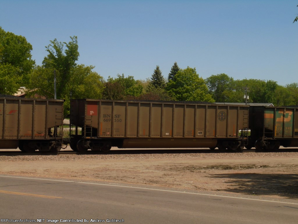 BN 533945 & BNSF 669550